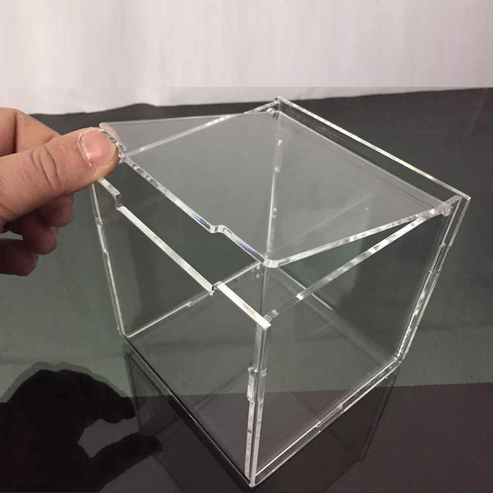 Piccolo contenitore trasparente in plexiglass
